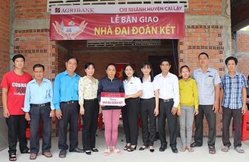 Agribank huyện Cai Lậy trao tặng 3 căn nhà đại đoàn kết